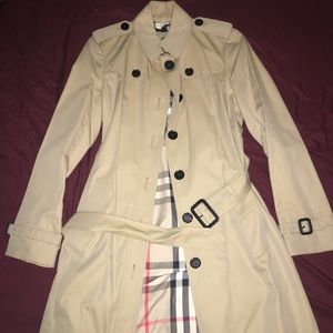 MOVING📦PLS READ⬇️Burberry Trench🧥🖤